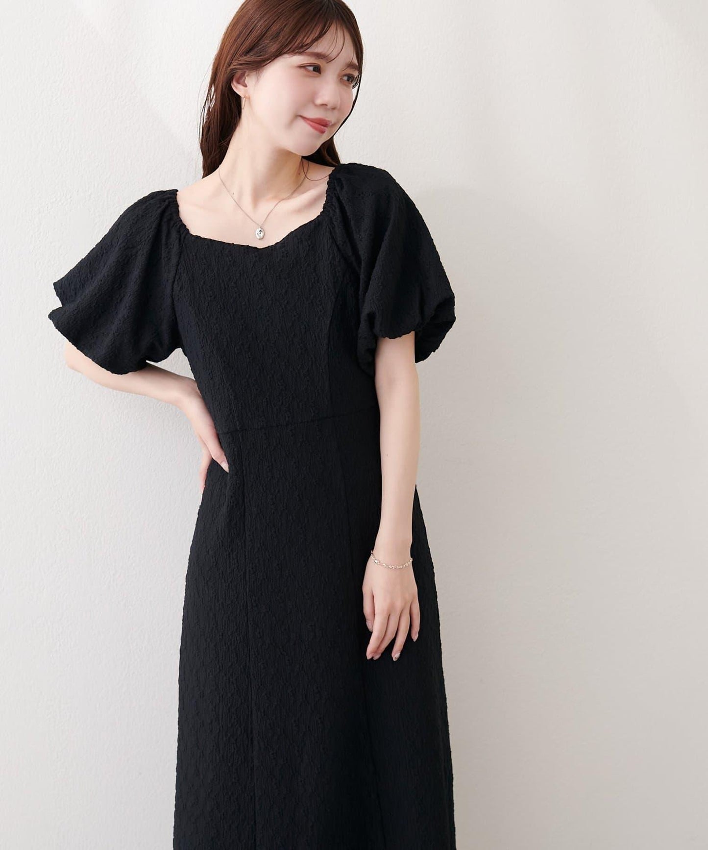 〈mizu〉 後背扭結壓紋提花連衣裙