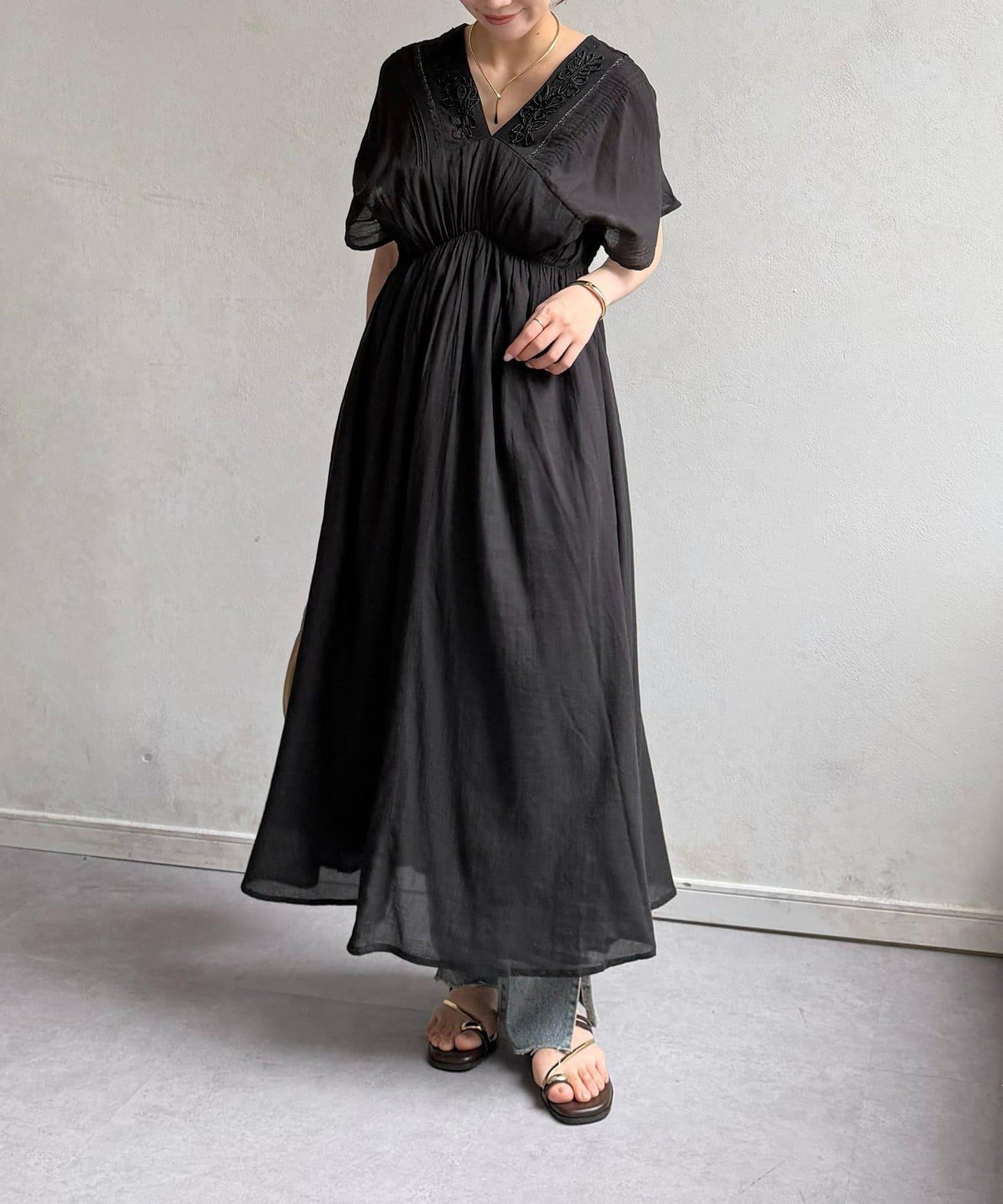 貼帶刺繡打褶蕾絲連衣裙