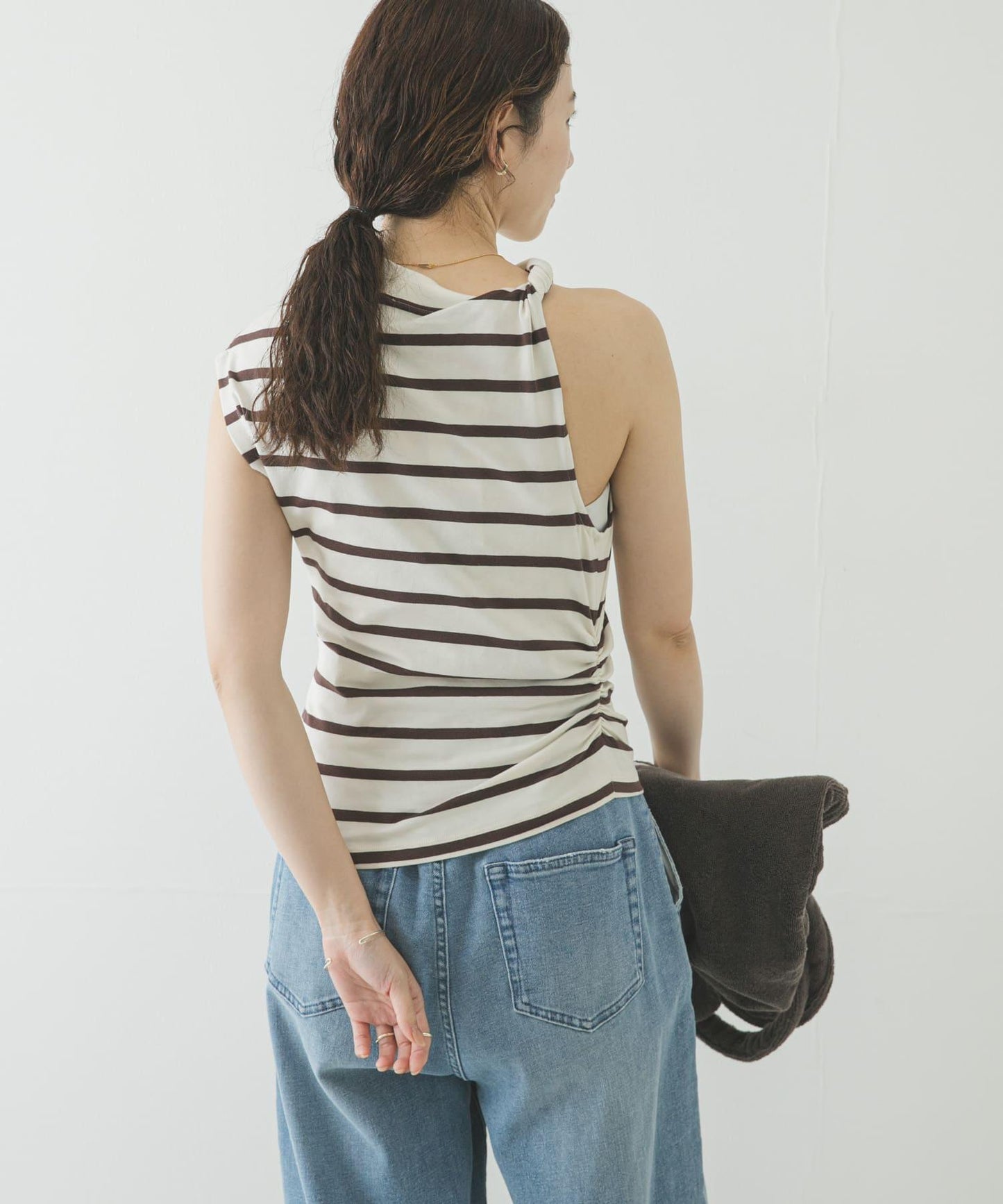 ESTHE STRIPE TWIST ASYMMETRIC T-SHIRTS