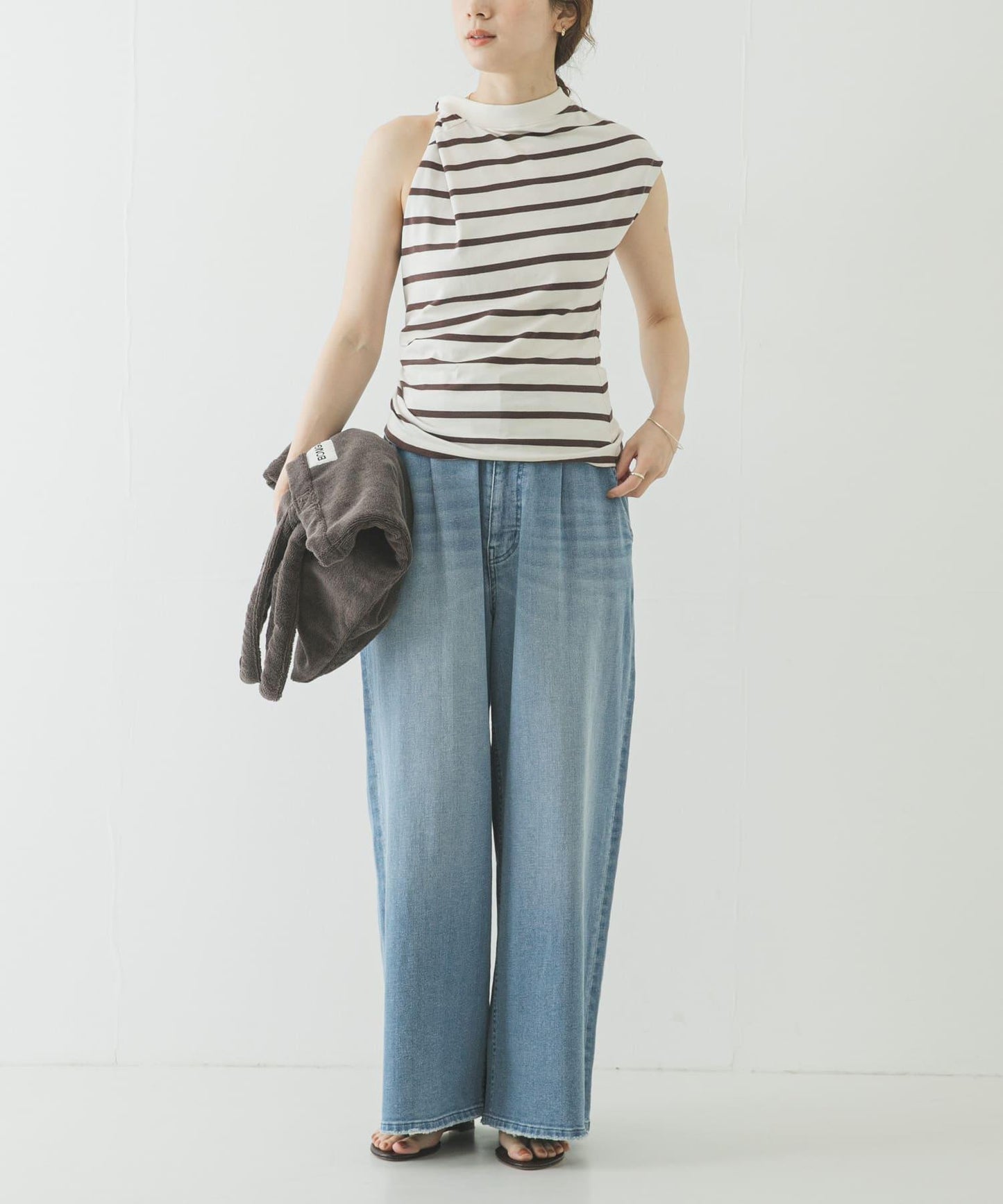 ESTHE STRIPE TWIST ASYMMETRIC T-SHIRTS