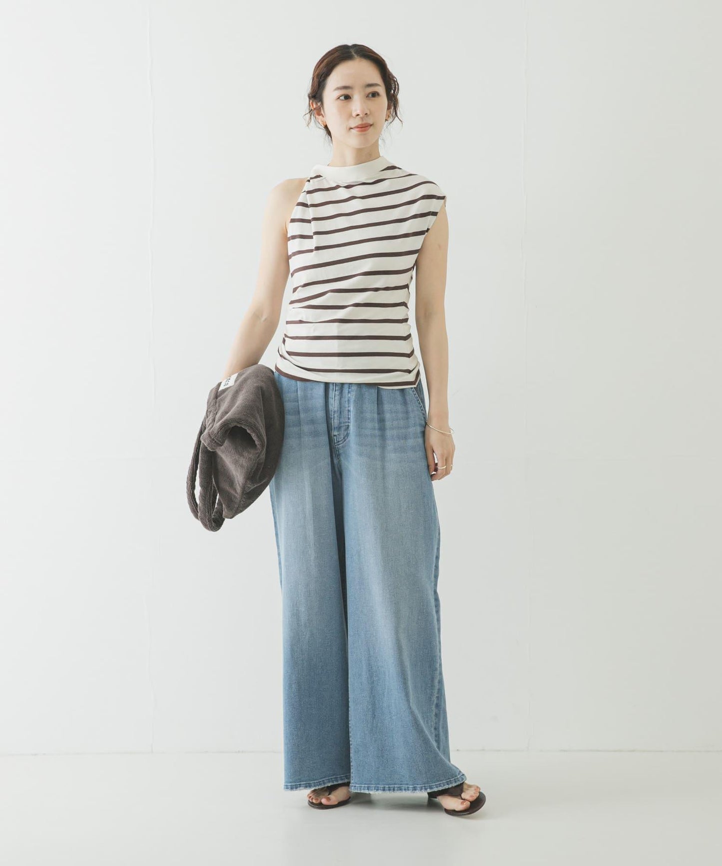 ESTHE STRIPE TWIST ASYMMETRIC T-SHIRTS