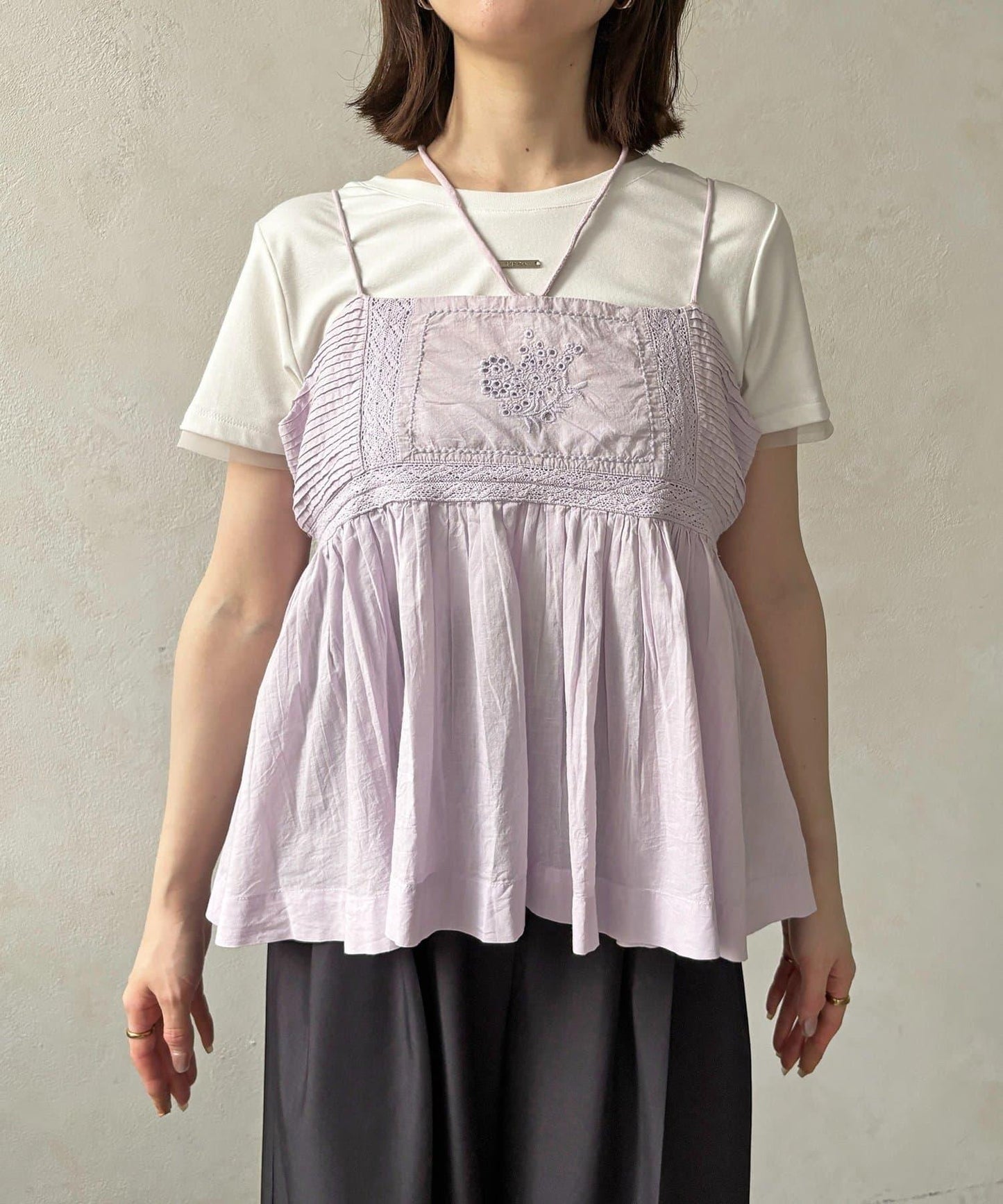 打褶刺繡蕾絲吊帶背心