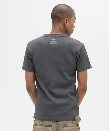 MINI WAFFLE HENRY NECK T-SHIRT “STENCIL” T恤
