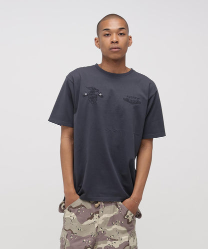 SPEAR HEAD S/S T-SHIRT 短袖T恤 《&DEPOT限定》
