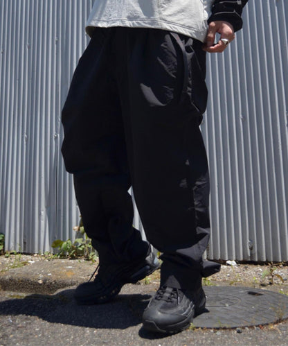 聯名 NYLON TUCK PANTS 尼龍褶襉褲
