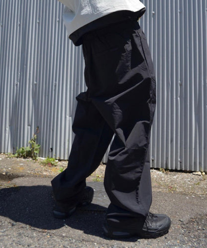聯名 NYLON TUCK PANTS 尼龍褶襉褲