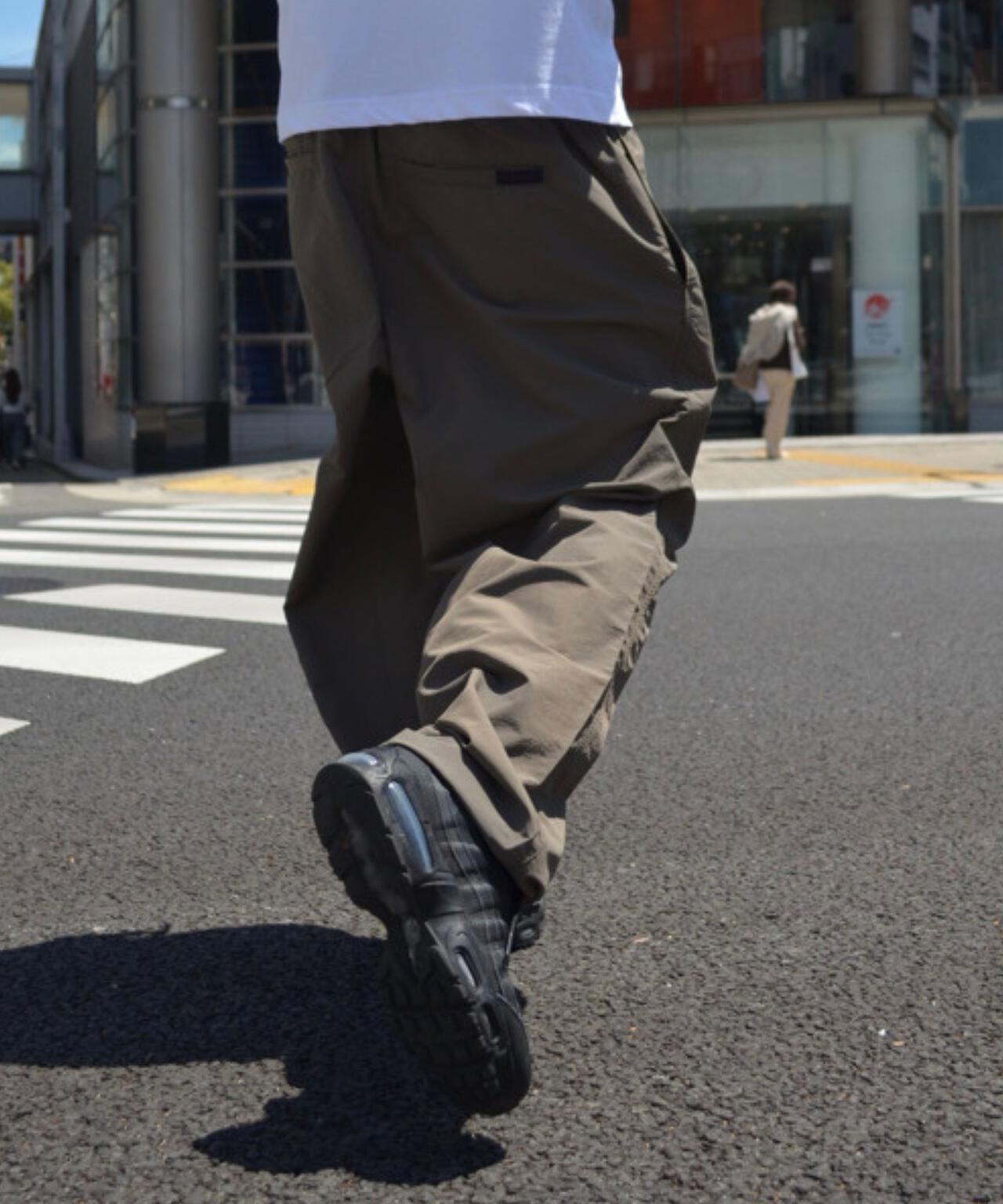 聯名 NYLON TUCK PANTS 尼龍褶襉褲