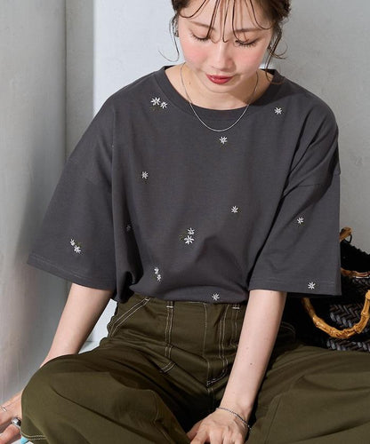 花卉刺繡 寬鬆版型 半袖設計 T恤（展開）