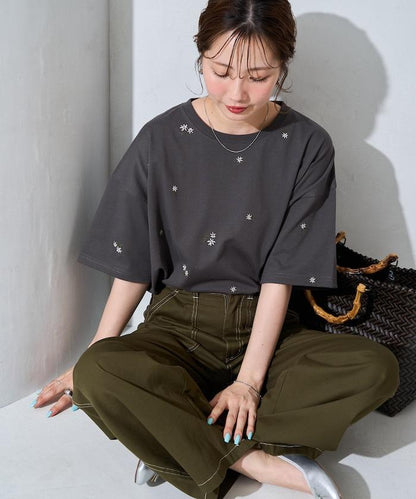 花卉刺繡 寬鬆版型 半袖設計 T恤（展開）
