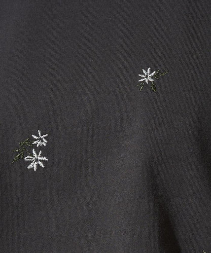 花卉刺繡 寬鬆版型 半袖設計 T恤（展開）