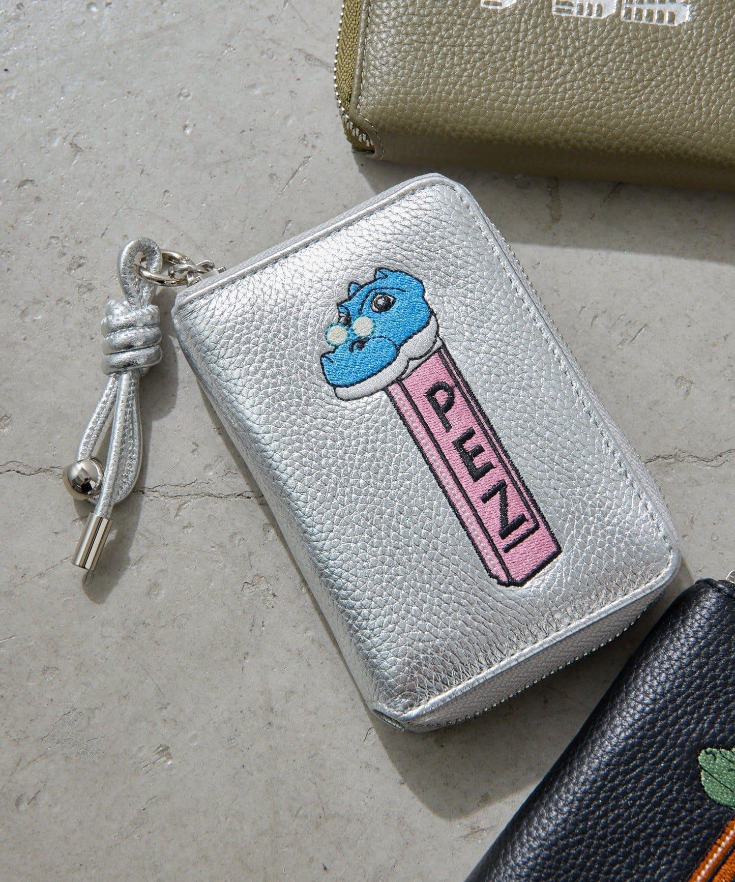PEZ×ear 刺繡設計 真皮 摺疊錢包（含色）