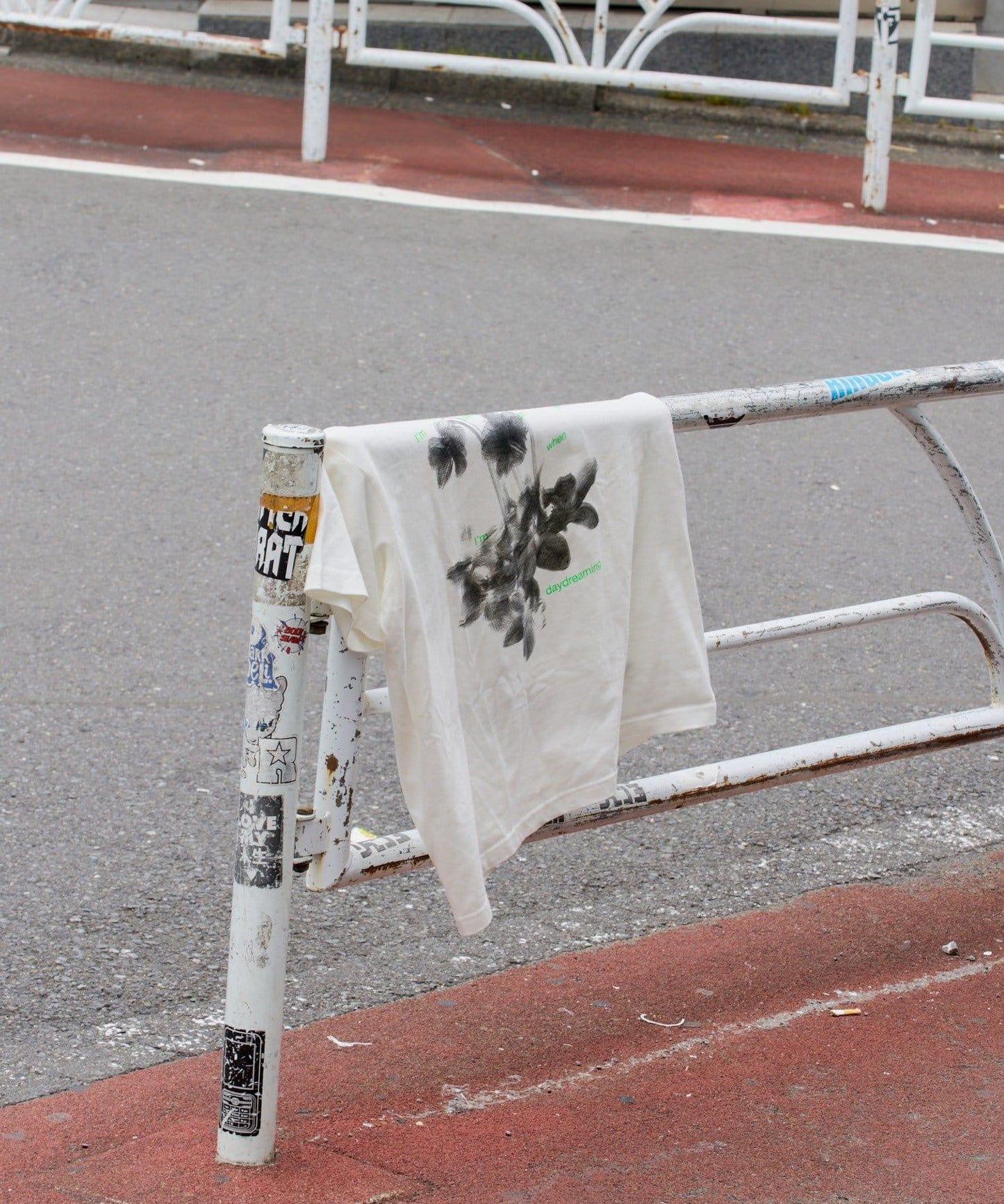 WHIMSIC 浮空氣絲網印花T恤