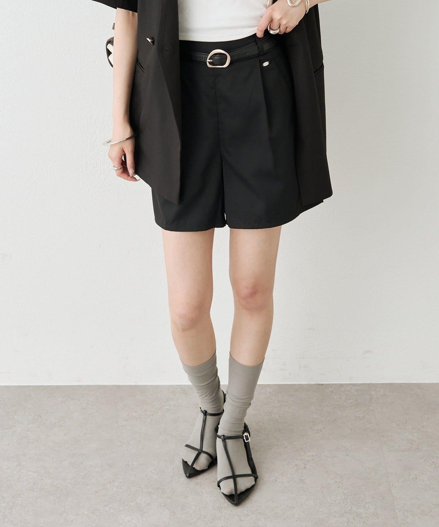 プレート付きタックショートパンツ