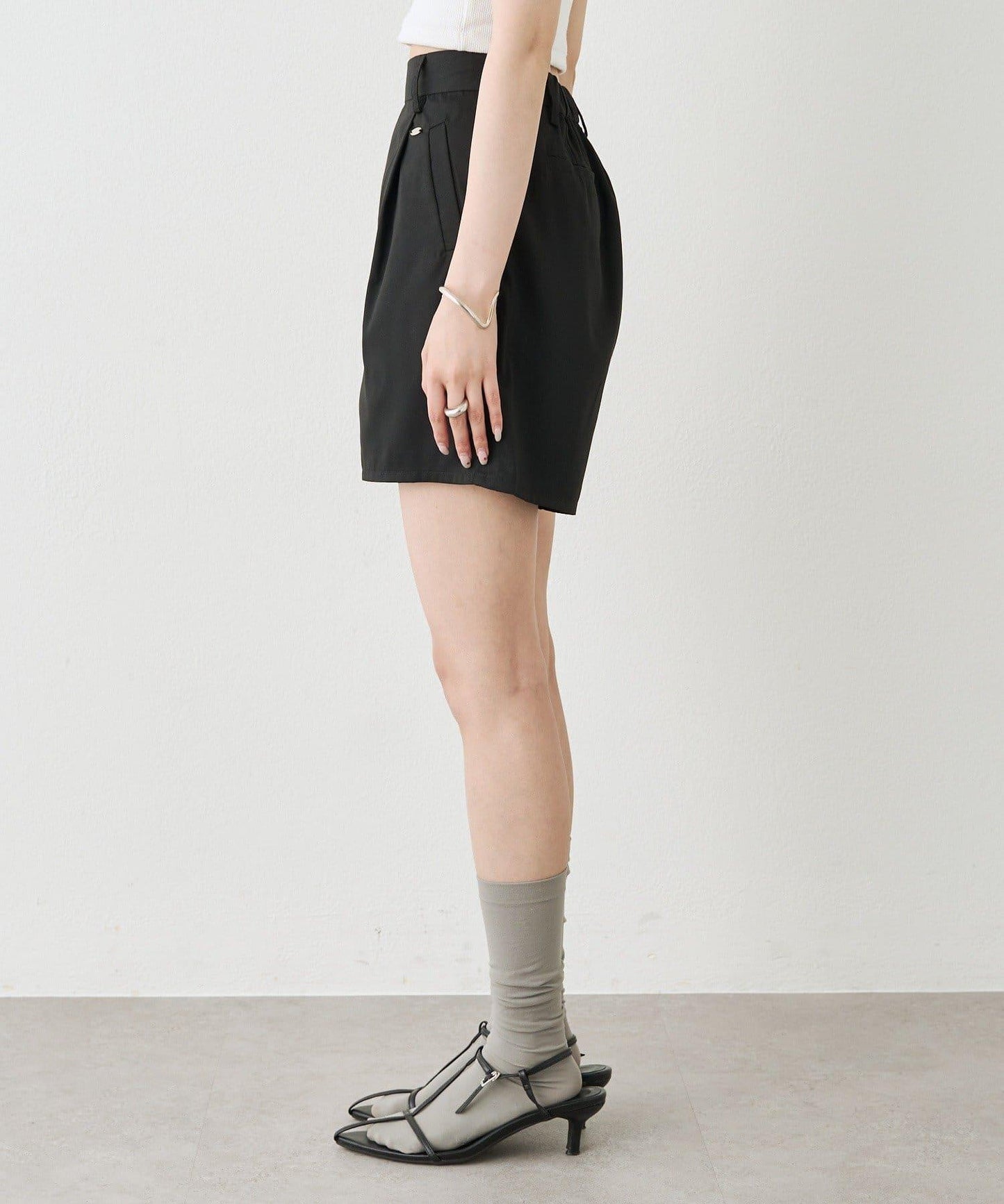 プレート付きタックショートパンツ