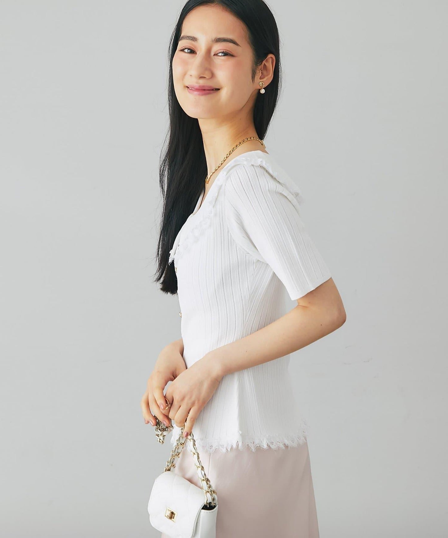 襟部蕾絲鑲邊 金色紐扣 針織上衣