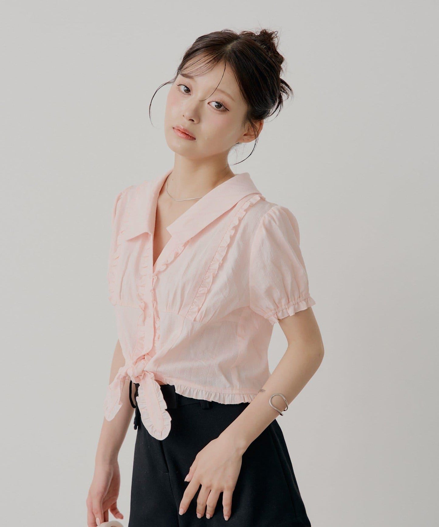 蝴蝶結泡泡袖襯衫