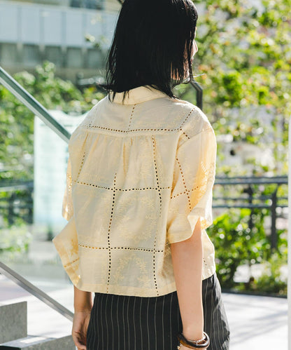 飄逸拼布刺繡襯衫
