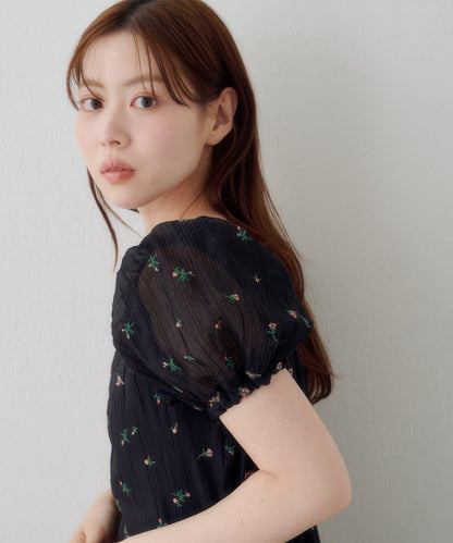 花朵泡泡袖連衣裙