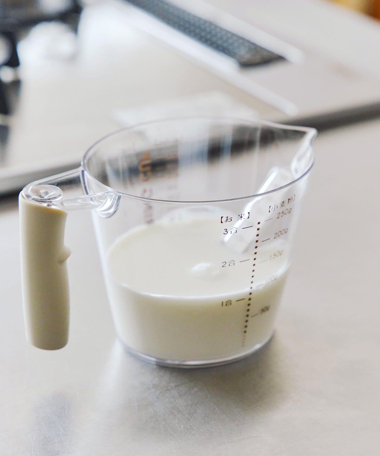 メモリが見やすい計量カップ:500ml