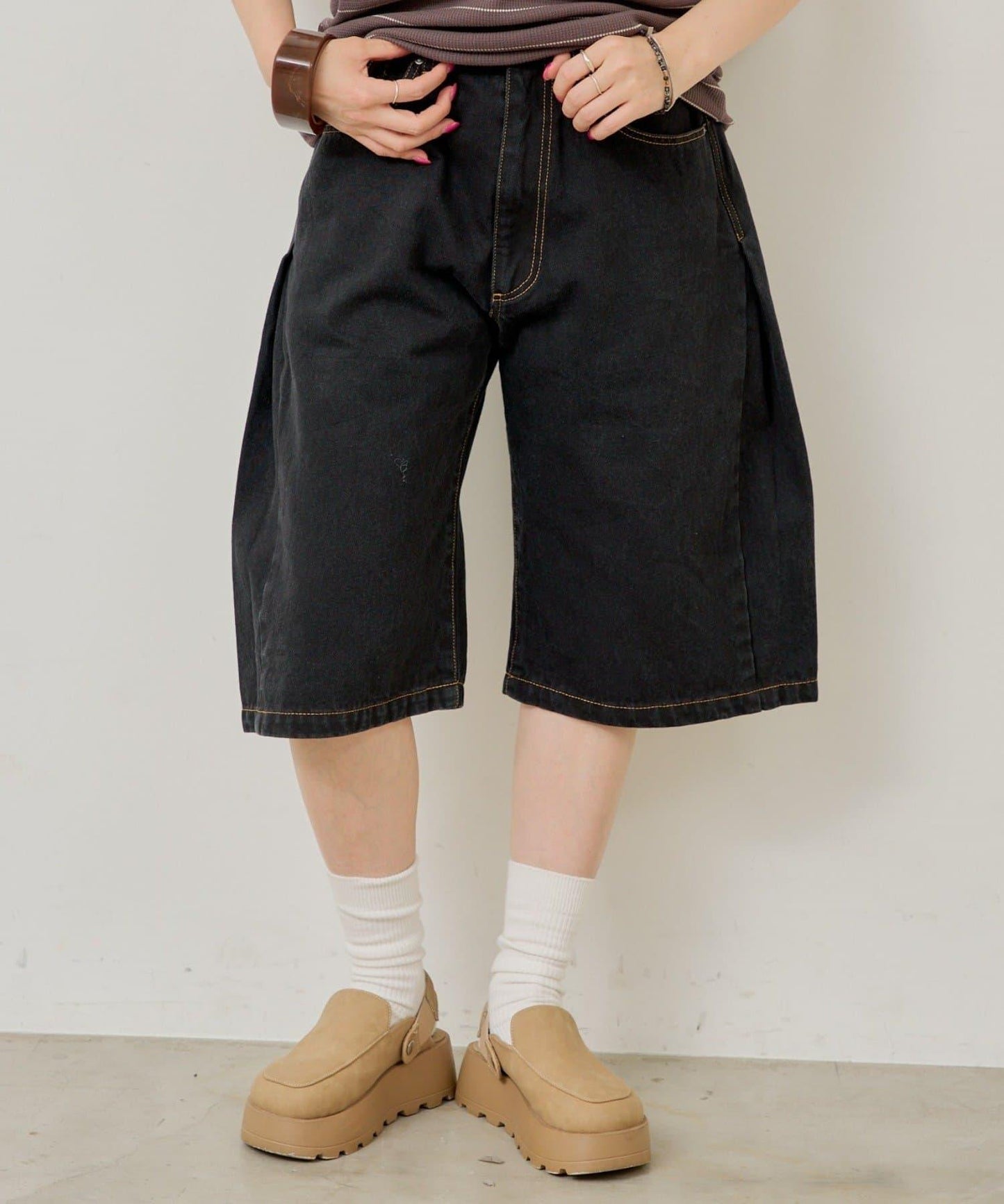 WHIMSIC SIDE TUCK DENIM SHORT PANTS