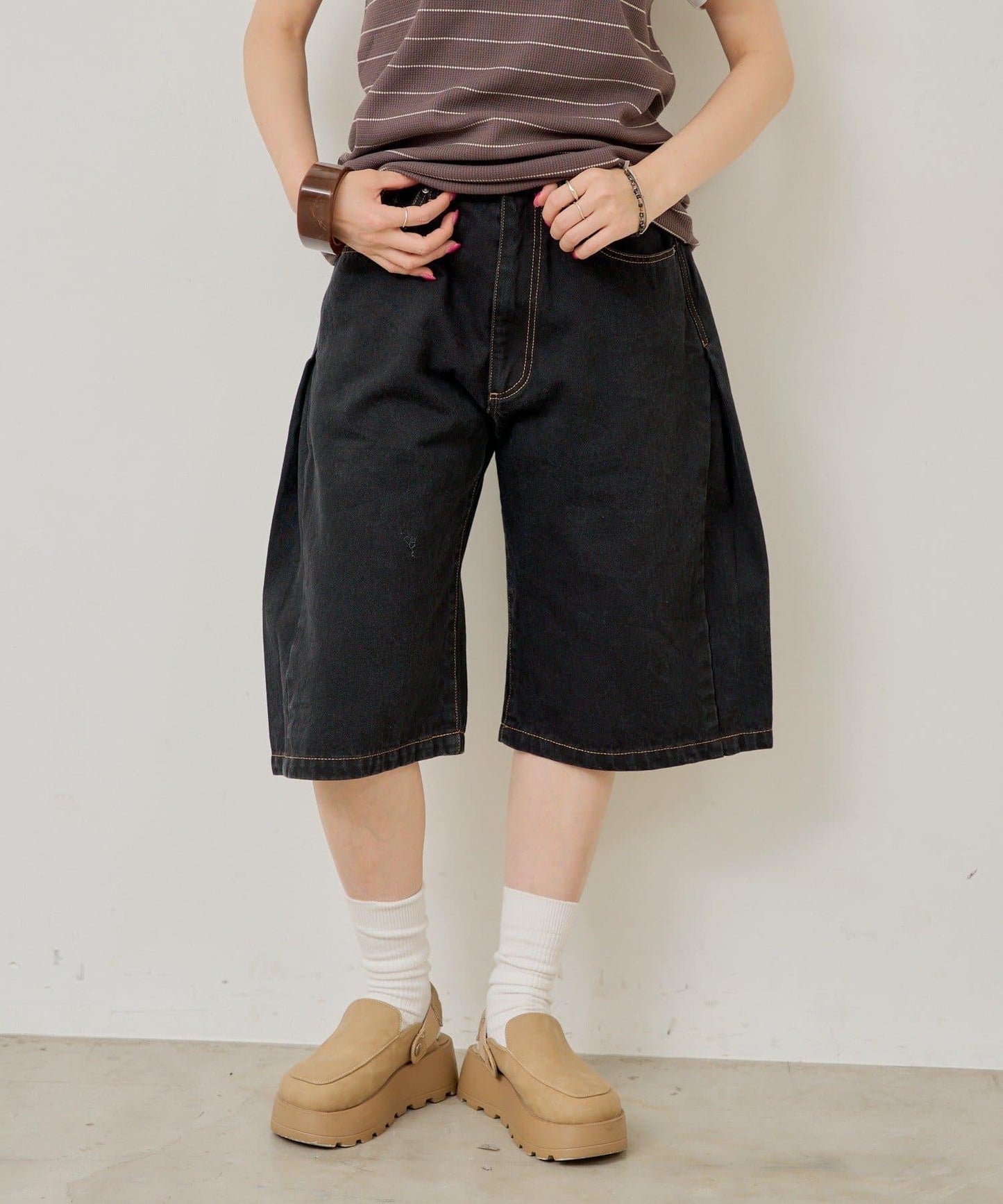 WHIMSIC SIDE TUCK DENIM SHORT PANTS