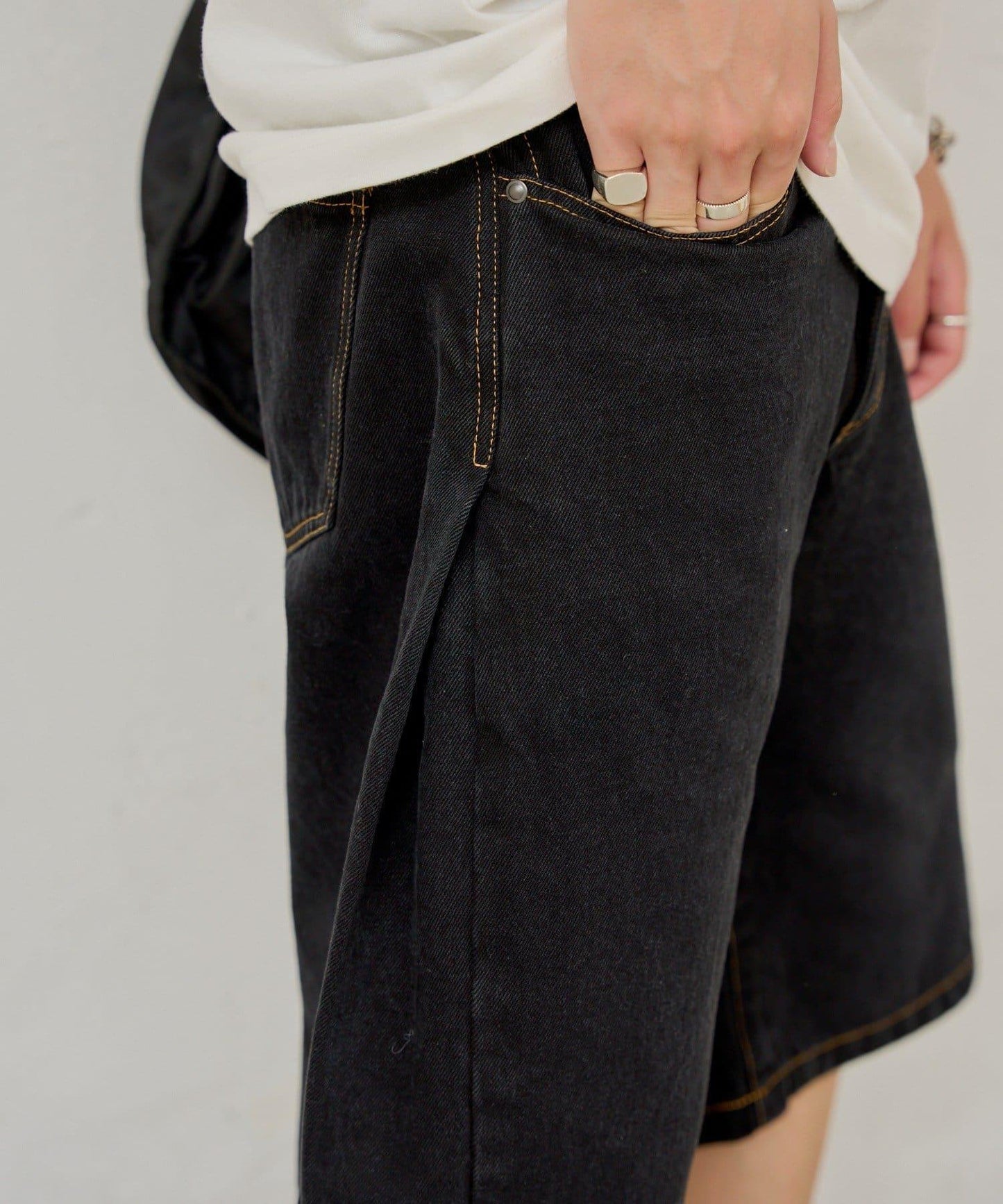 WHIMSIC SIDE TUCK DENIM SHORT PANTS
