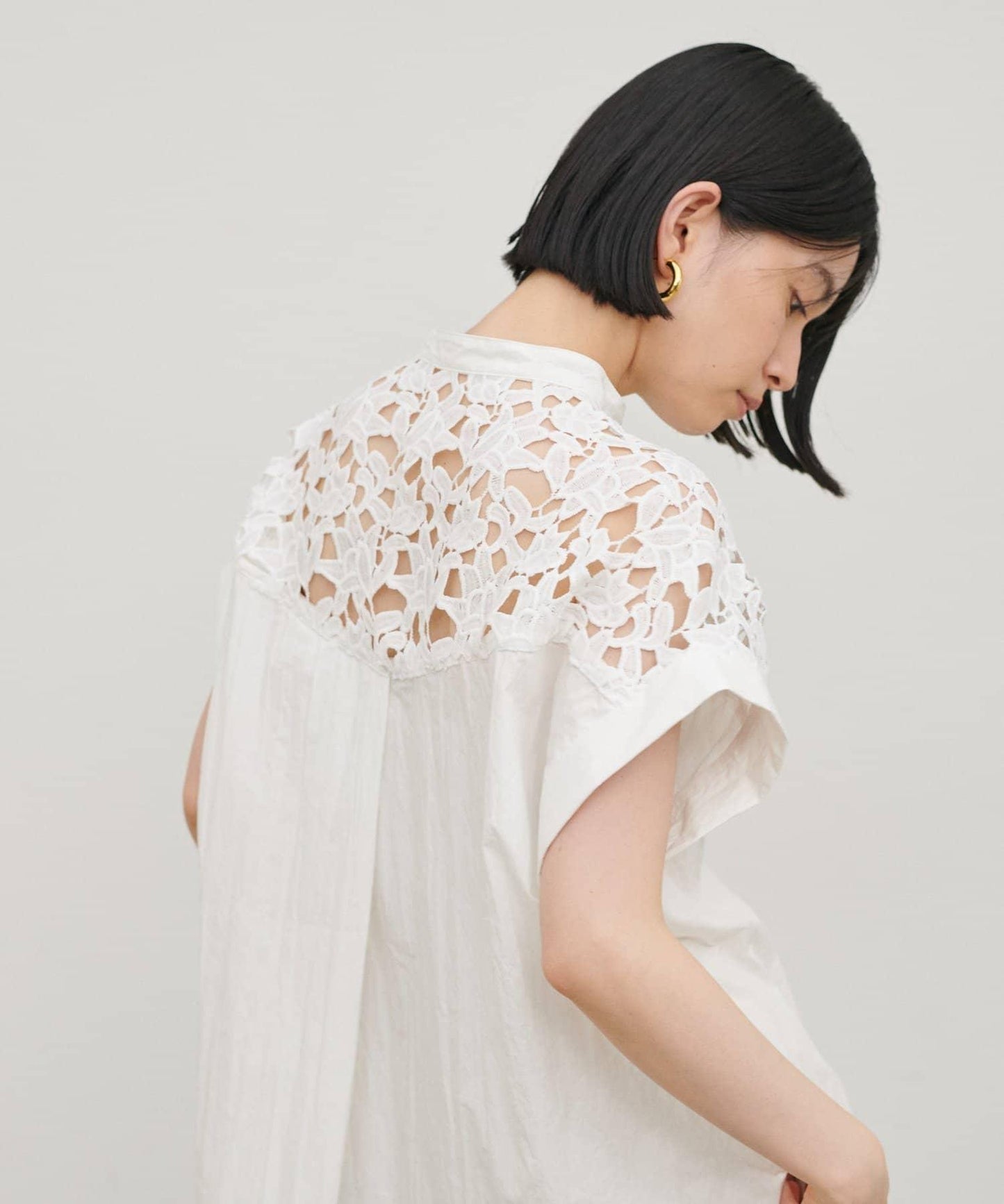 刺繡蕾絲落肩襯衫
