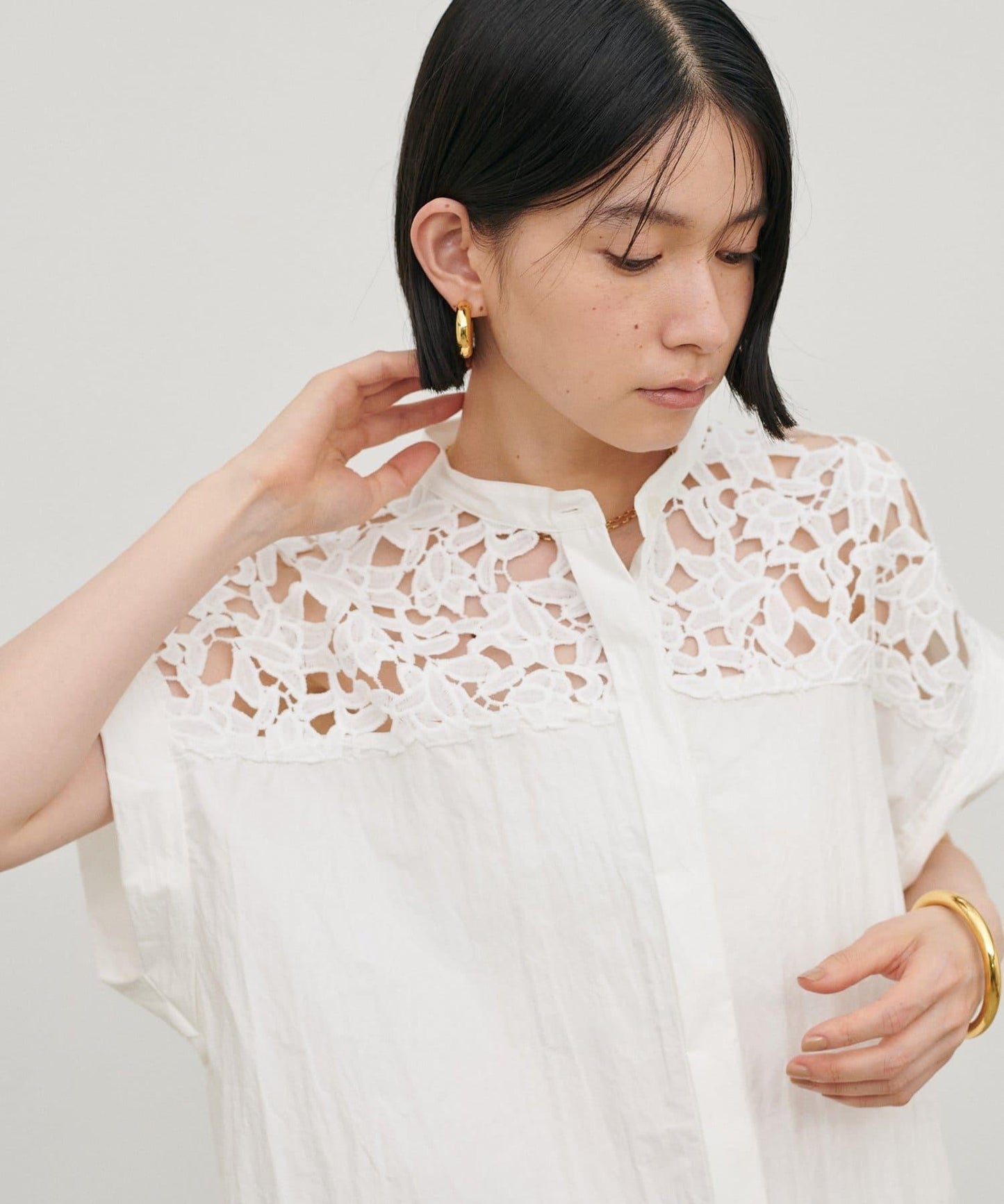 刺繡蕾絲落肩襯衫