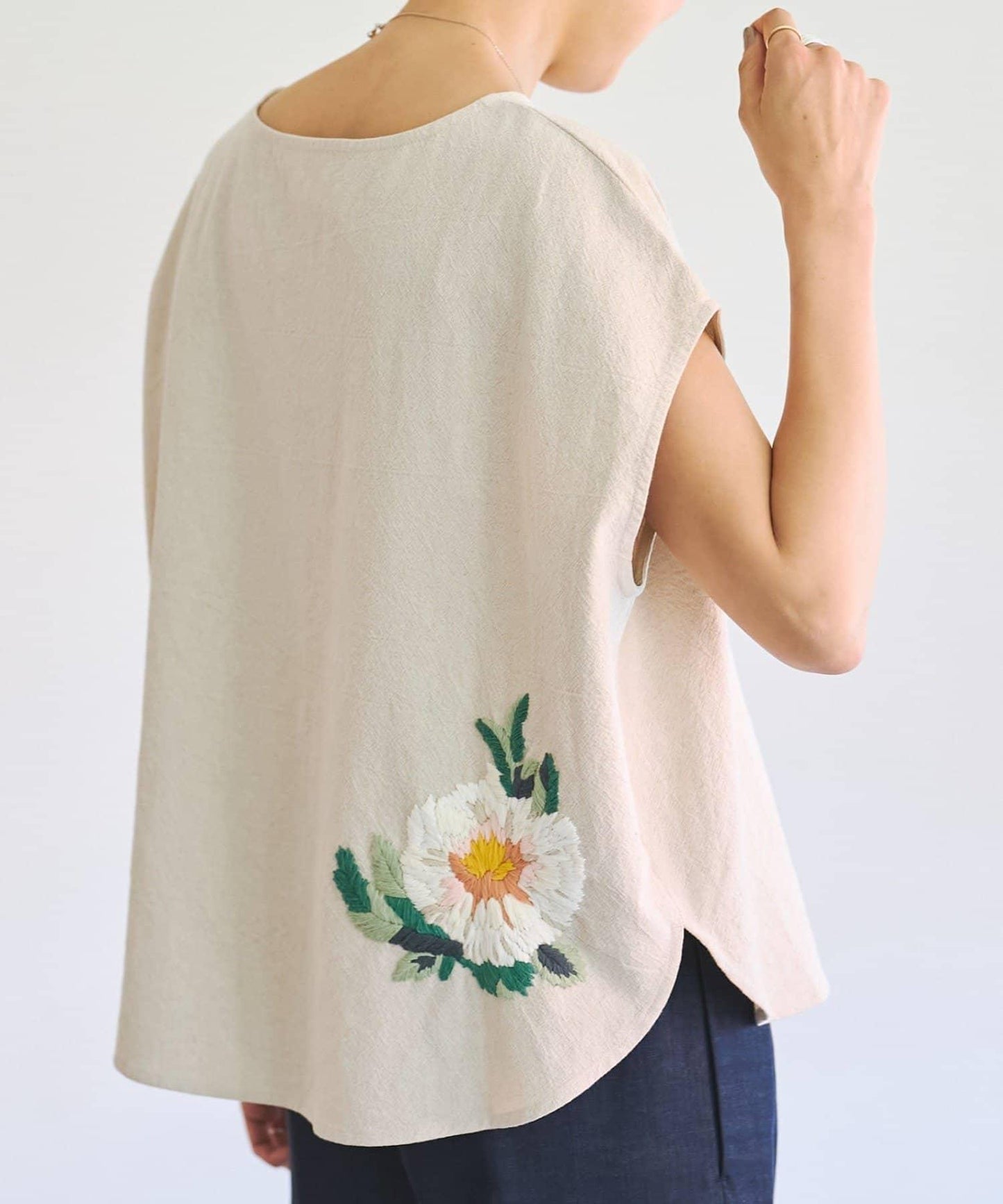 單點刺繡圓領襯衫