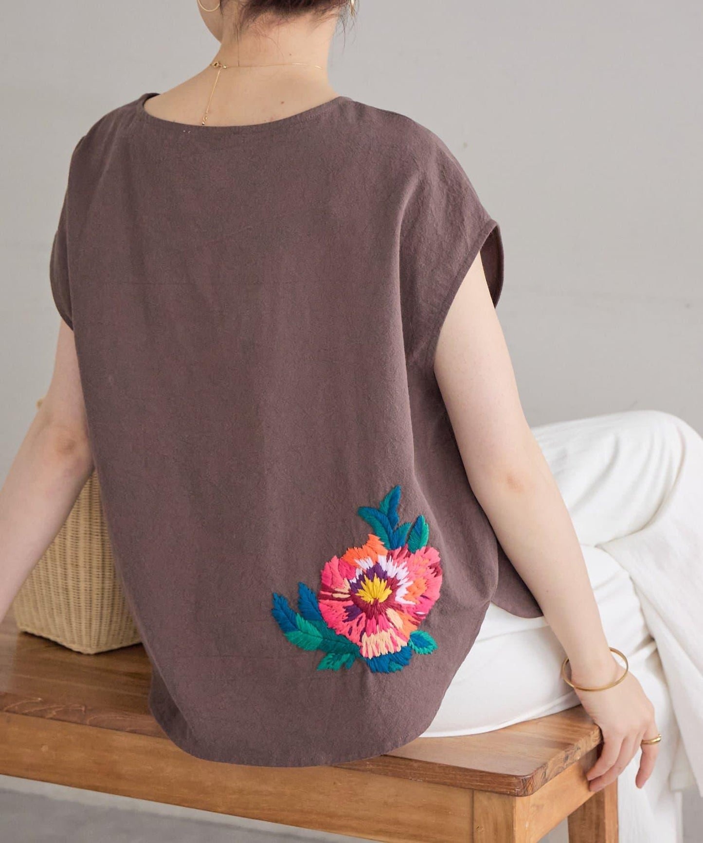 單點刺繡圓領襯衫