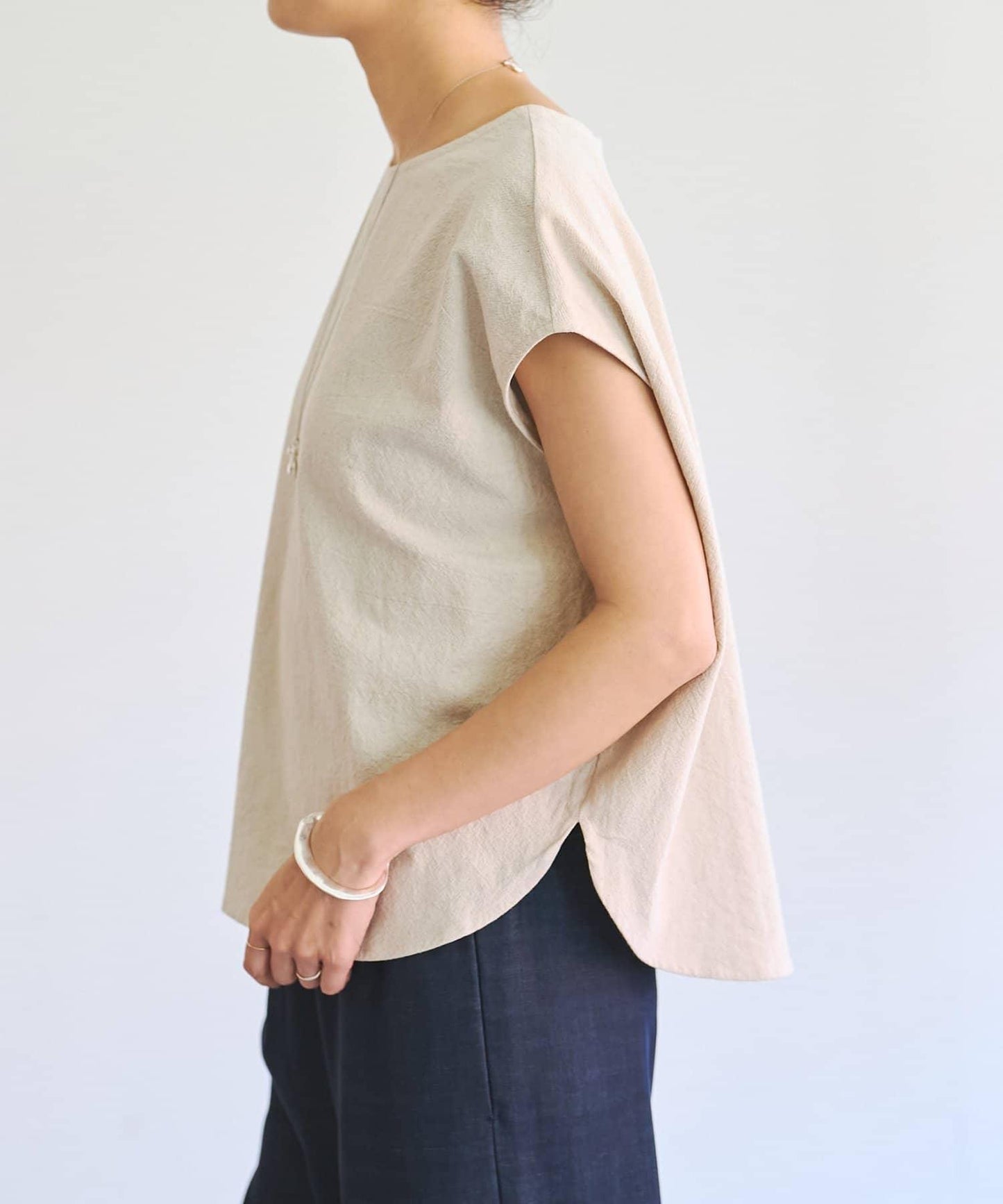 單點刺繡圓領襯衫