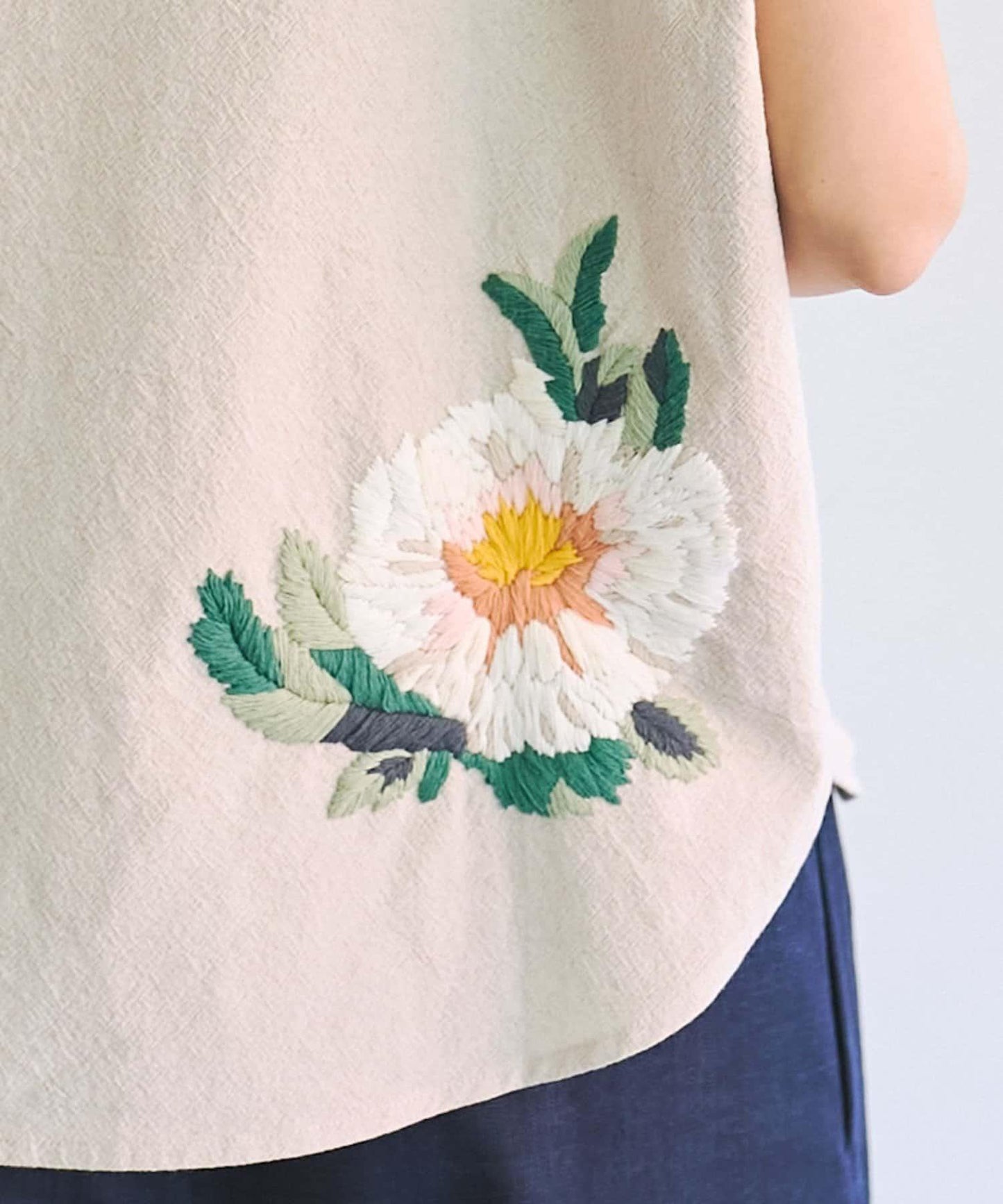 單點刺繡圓領襯衫