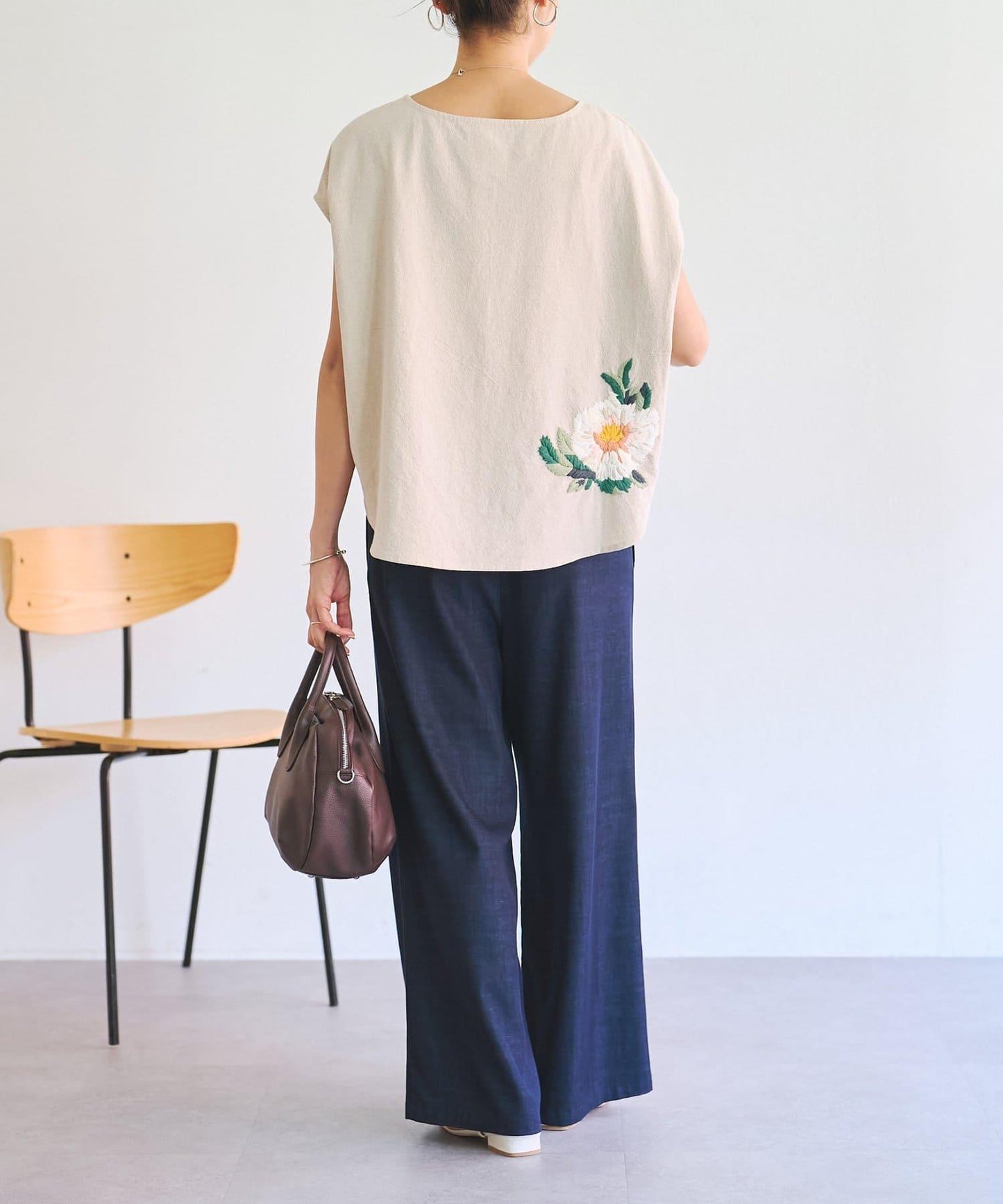 單點刺繡圓領襯衫