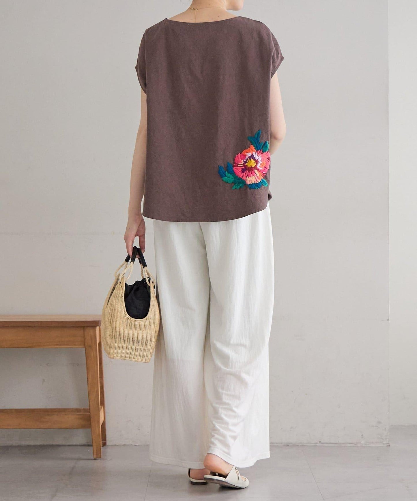 單點刺繡圓領襯衫