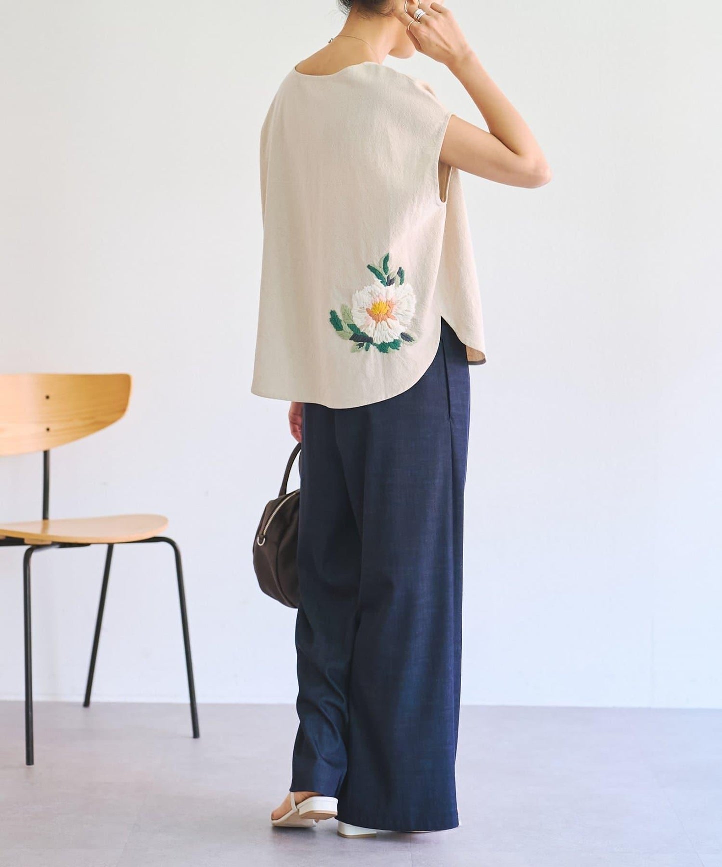 單點刺繡圓領襯衫