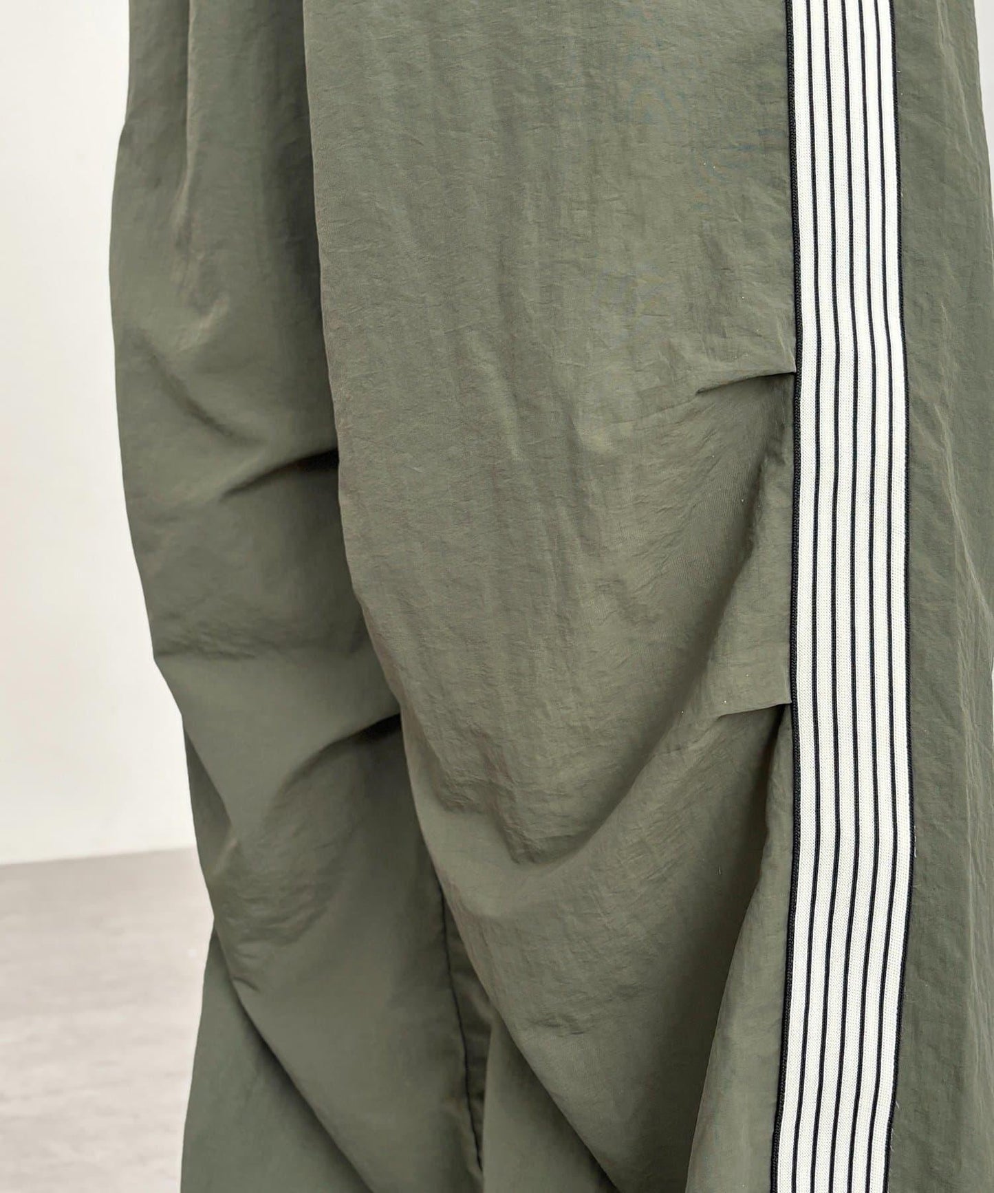 U.S. POLO ASSN. 側邊條紋尼龍褶皺褲