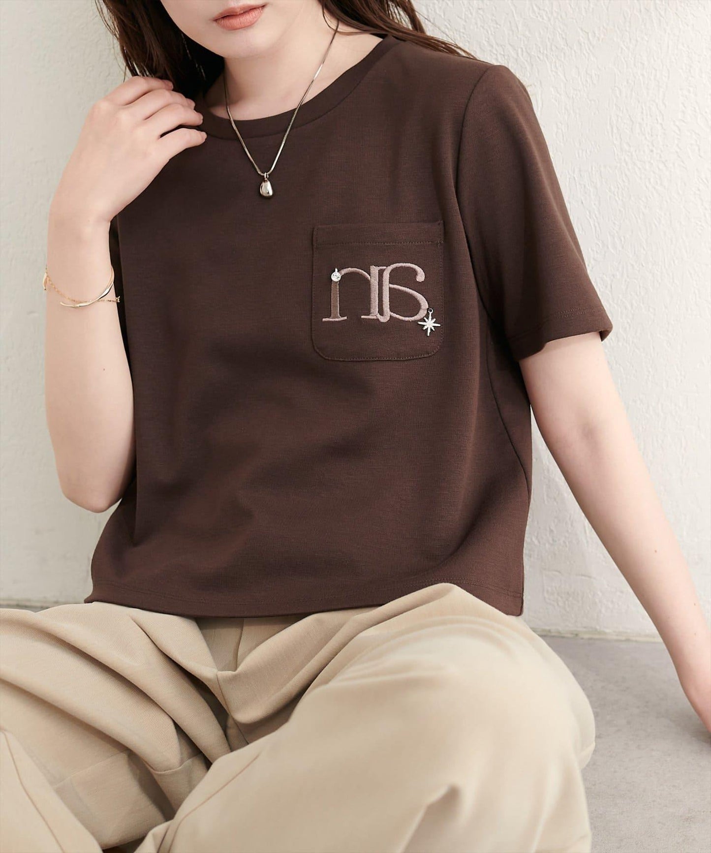 刺繡Logo吊墜短款T恤