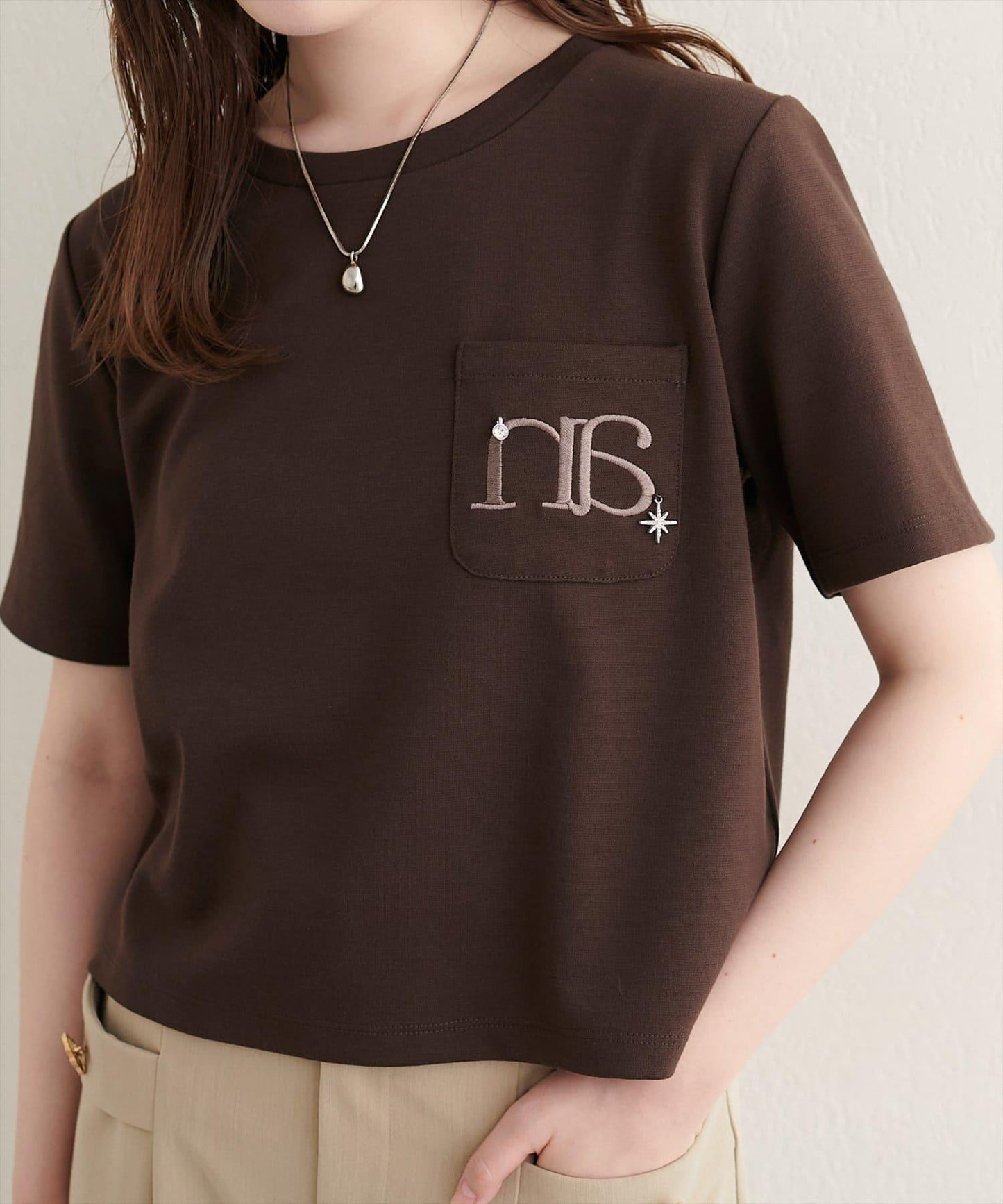 刺繡Logo吊墜短款T恤