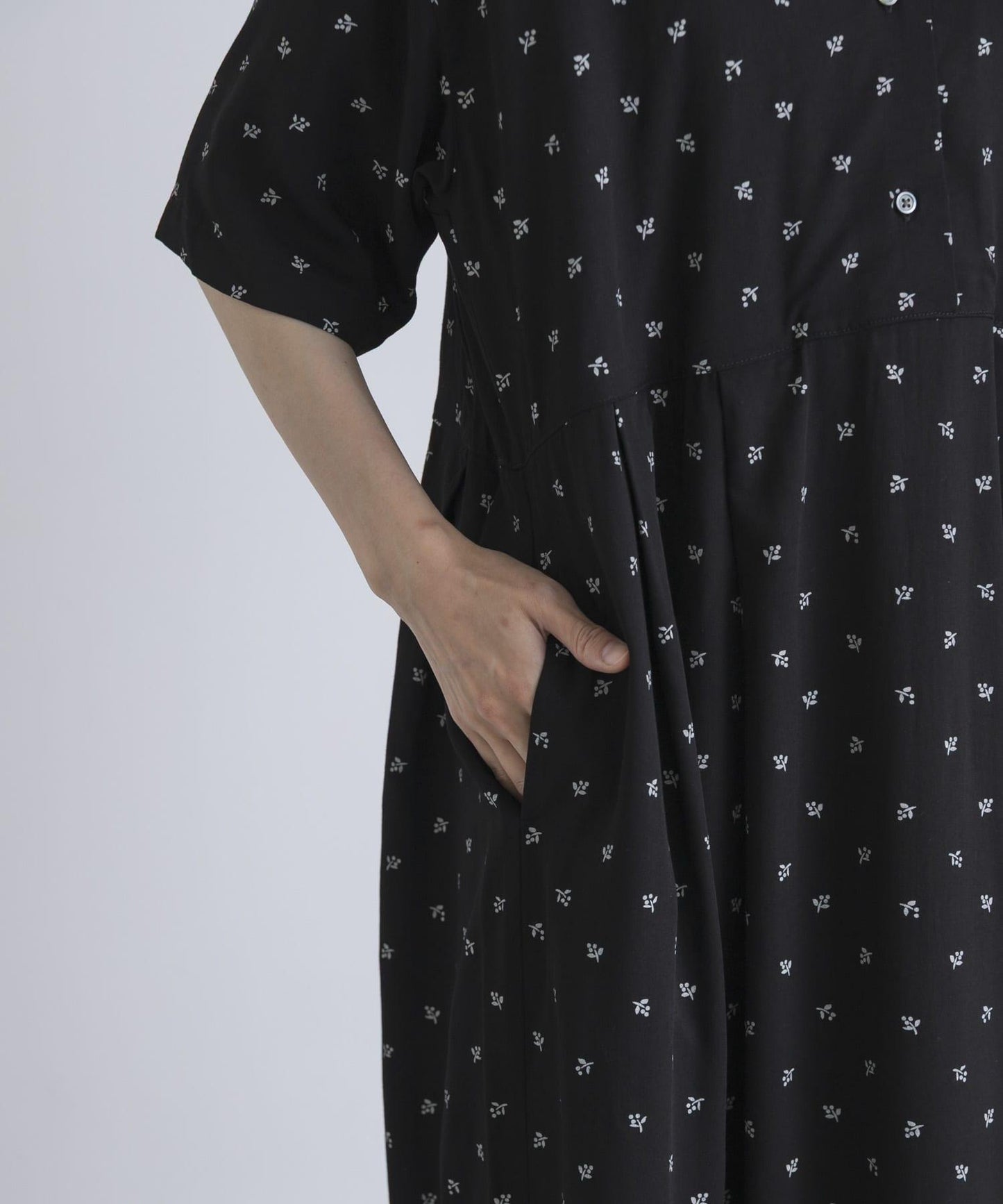 人造絲黑白印花連衣裙