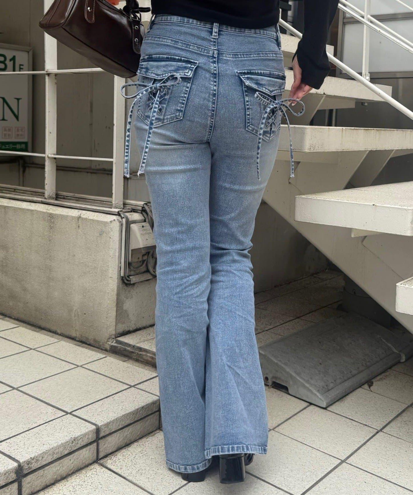 SM展開 蕾絲綁帶蝴蝶結口袋 半喇叭牛仔褲