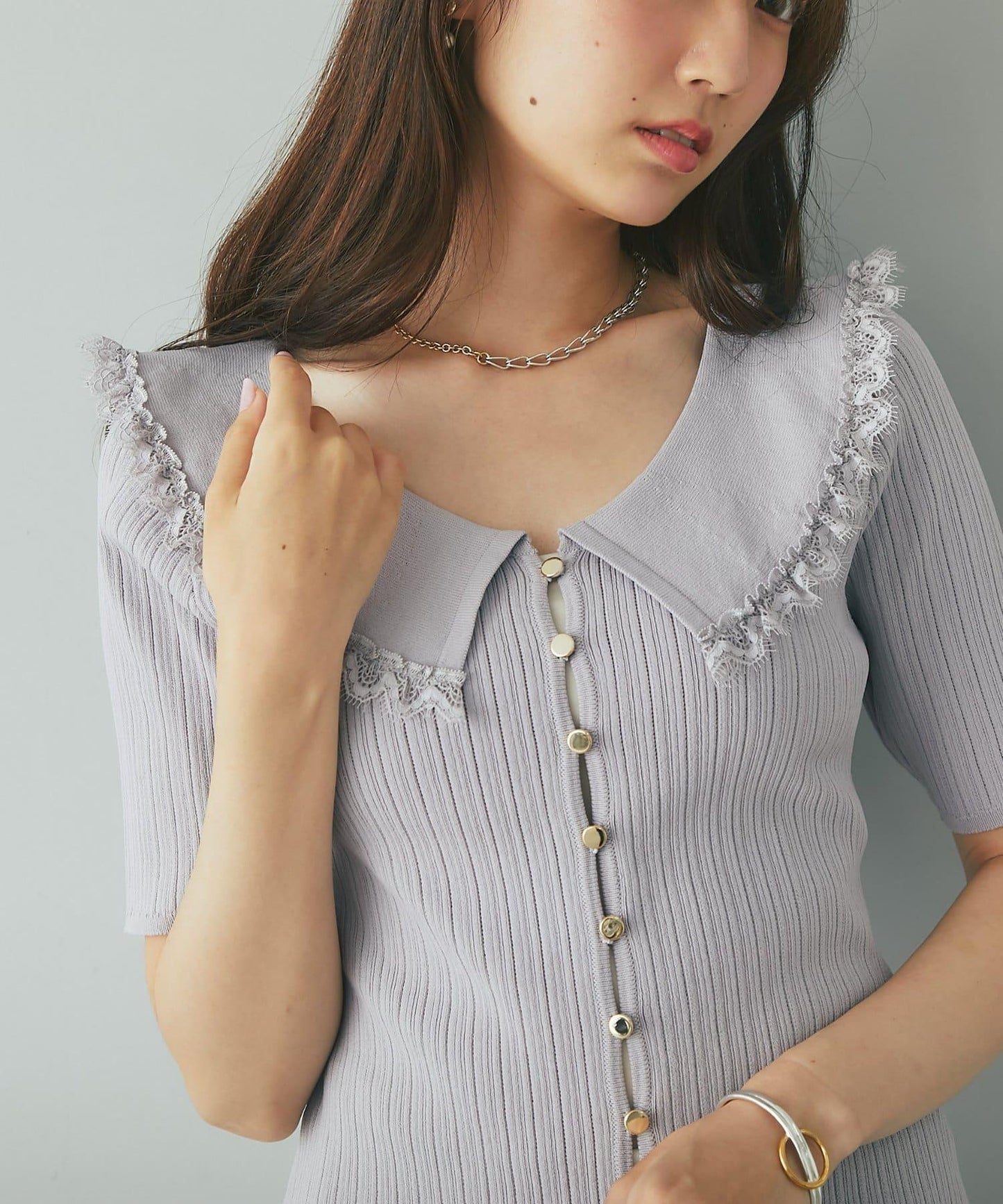 【La boutique BonBon】翻領蕾絲飾邊金釦針織衫