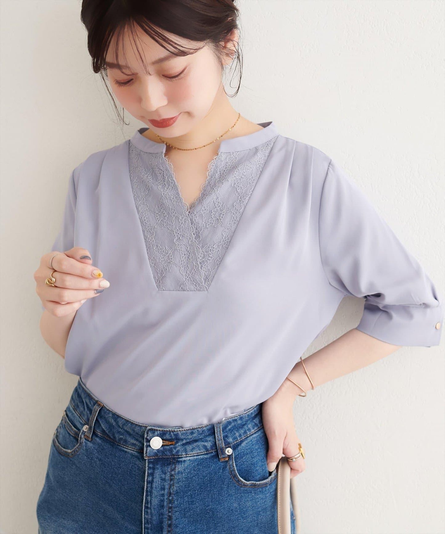 前幅蕾絲V領襯衫