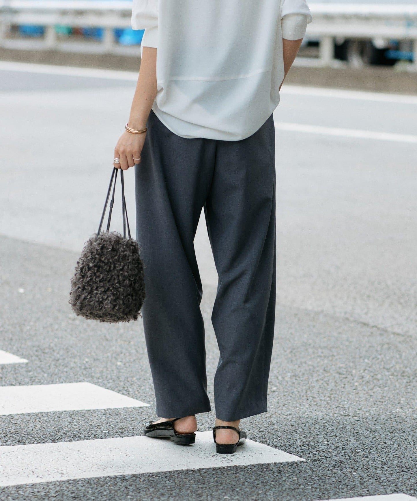 仿皮草抽繩包