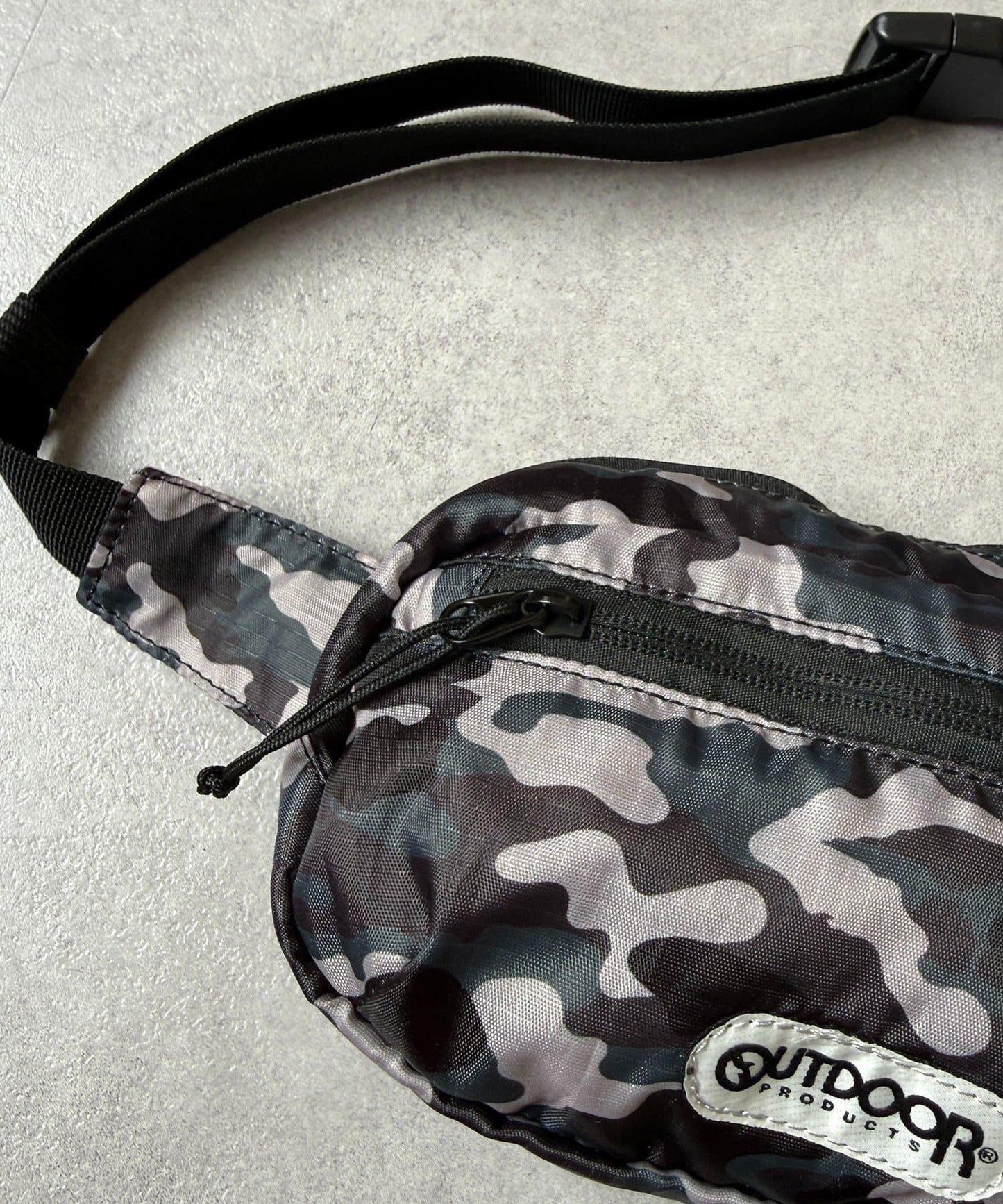 OUTDOOR PRODUCTS 彩色斜挎包