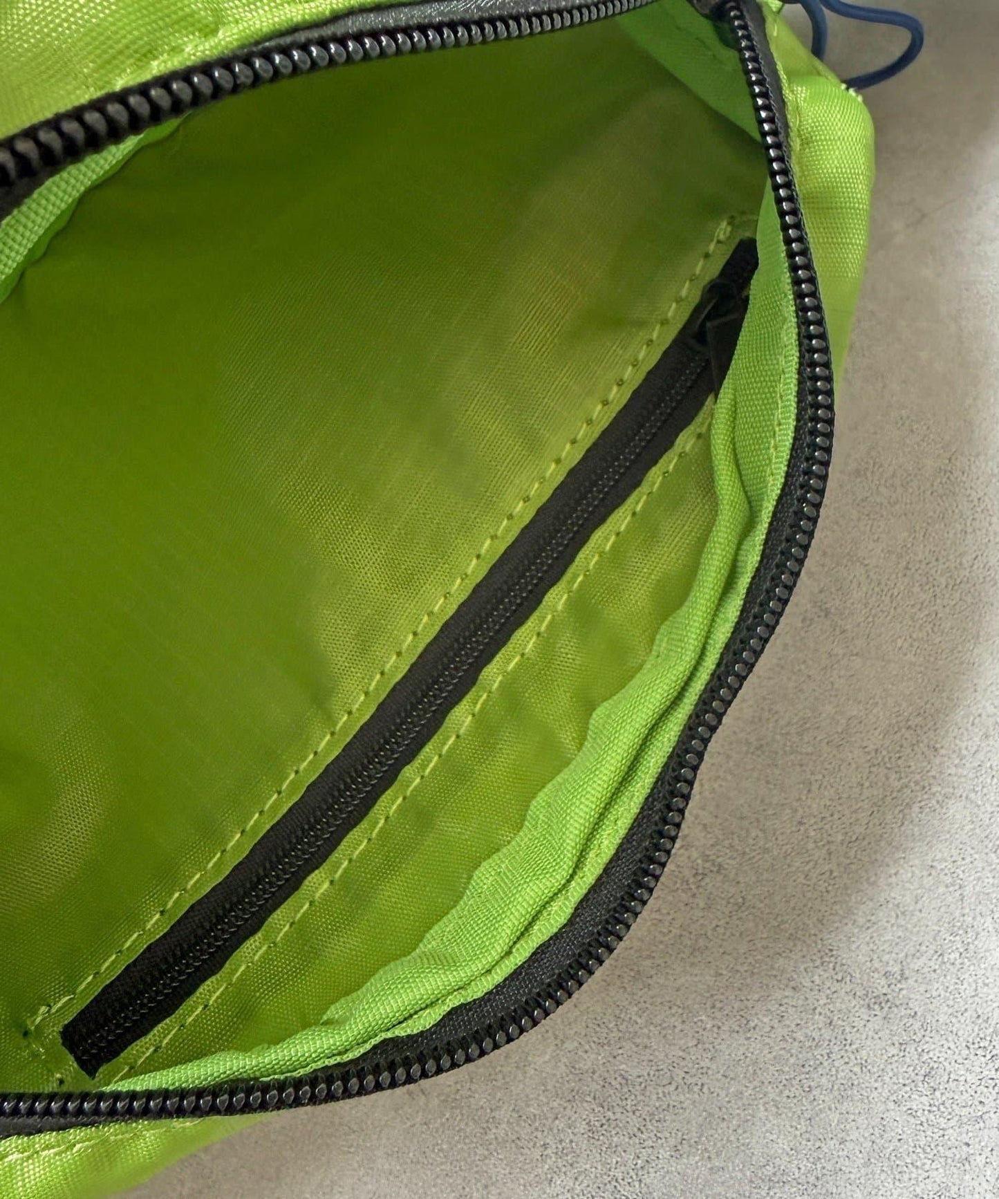 OUTDOOR PRODUCTS 彩色斜挎包