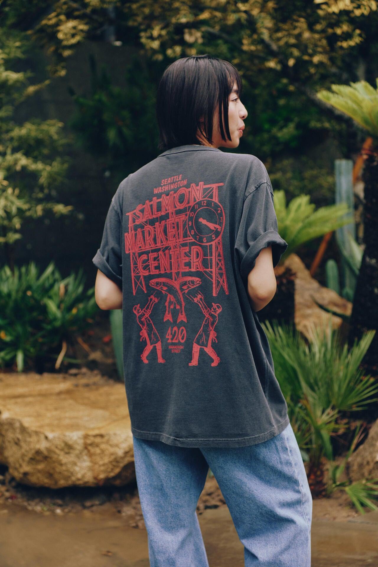 MANASTASH/マナスタッシュ/SALMON MARKET CENTER TEE 【EC限定商品】