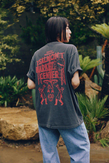 MANASTASH/マナスタッシュ/SALMON MARKET CENTER TEE 【EC限定商品】