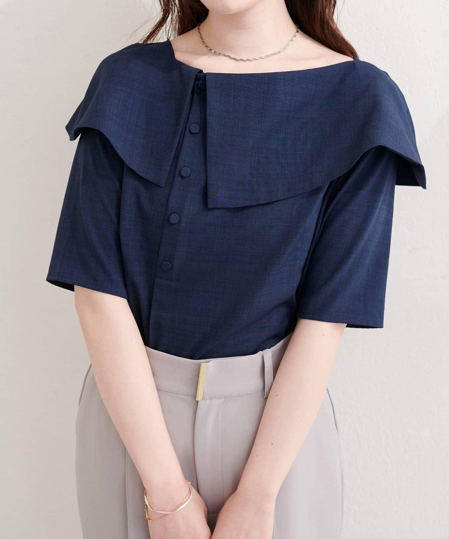 【natural couture】接觸冷感機洗防皺不對稱領上衣
