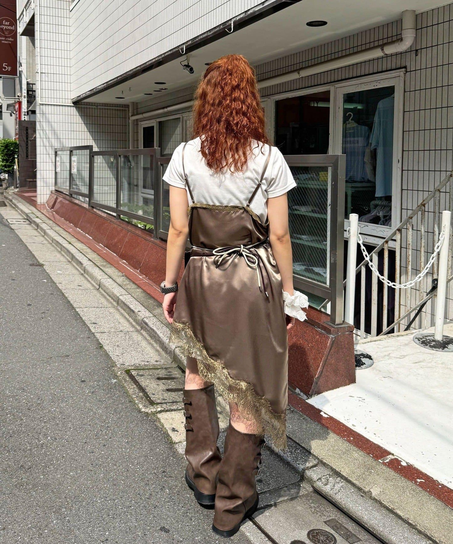 緞面印花不對稱吊帶連衣裙