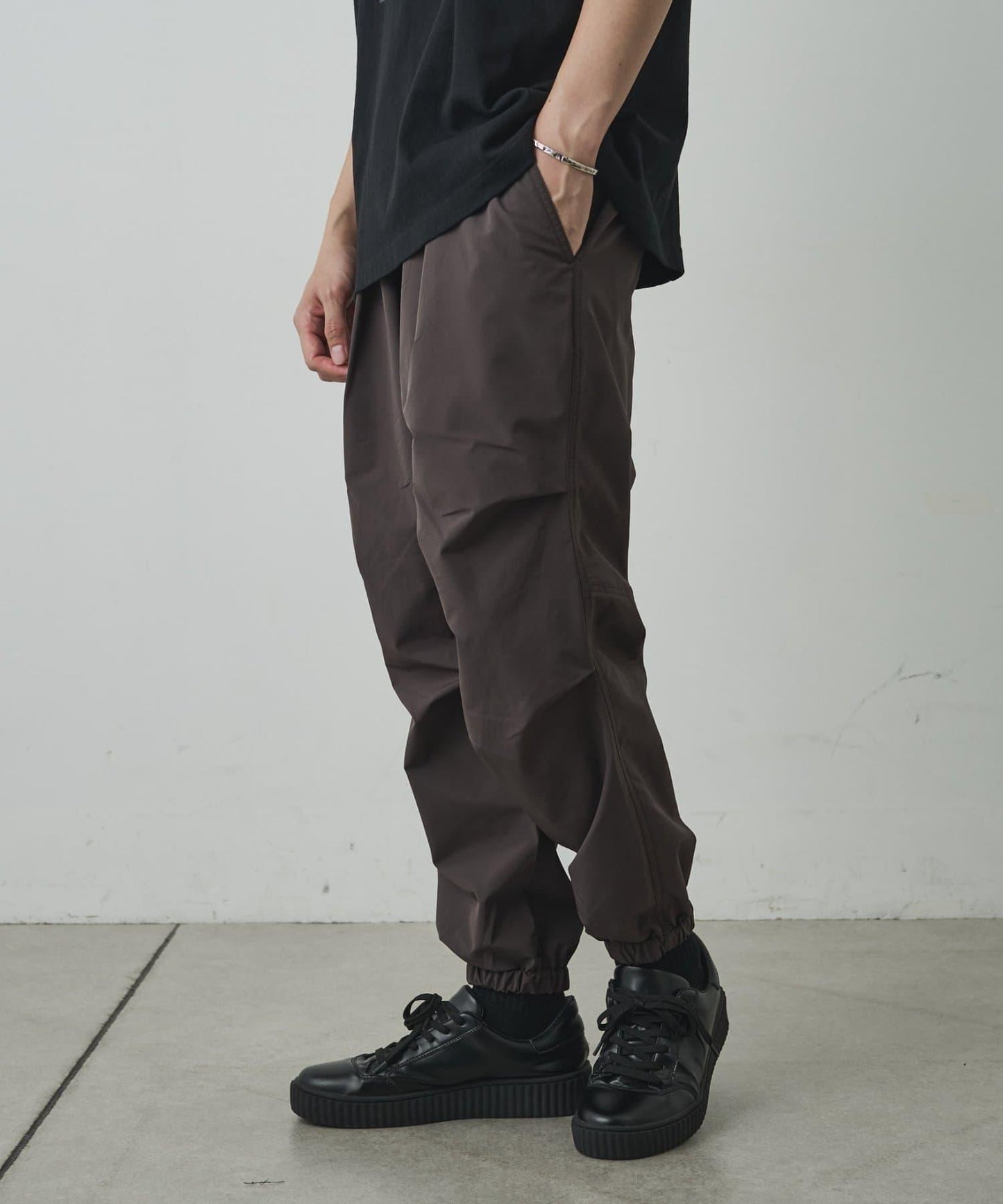 後背圓點防潑水慢跑褲
